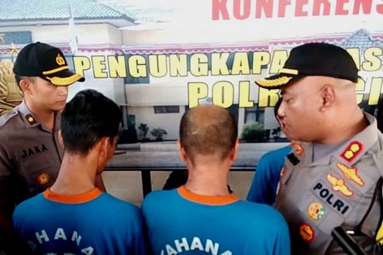 Kapolres Cianjur, AKBP Juang Andi Priyanto tengah menanyai dua pelaku pembunuhan pria yang mayatnya ditemukan di tebing di wilayah Sukanagara, Cianjur, Jawa Barat.