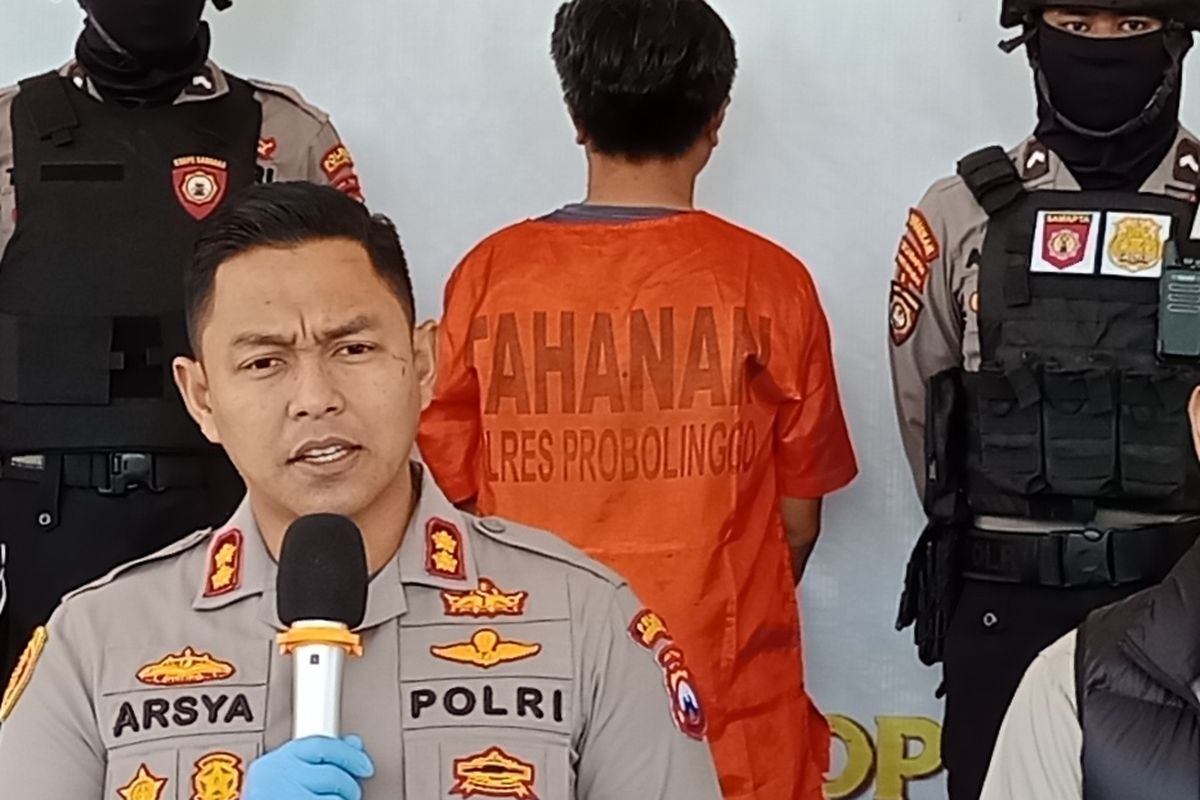 S yang mengenakan baju tahanan orange, menyuruh tiga pelaku membakar mobil korban karena sakit hati.  