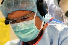 Pakai Google Glass, Dokter Siarkan Langsung Operasi Bedah