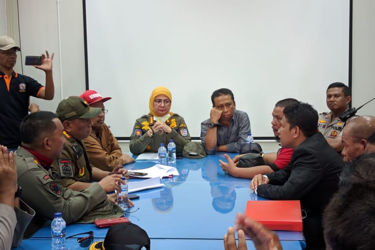 Kuasa Hukum Kemenag (samping kanan berhijab) Mirsad saat berdialog dengan warga Kampung Bulak Cisalak Depok, Senin (11/11/2019).