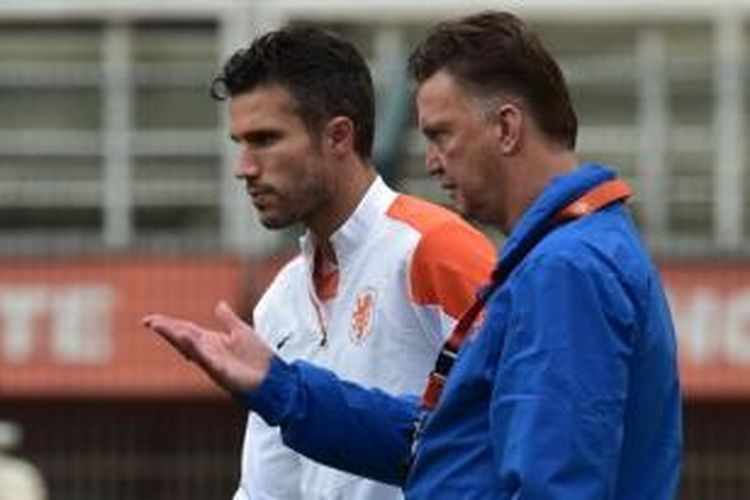 Striker Belanda, Ribin van Persie (kiri) dan pelatih Louis van Gaal (kanan).