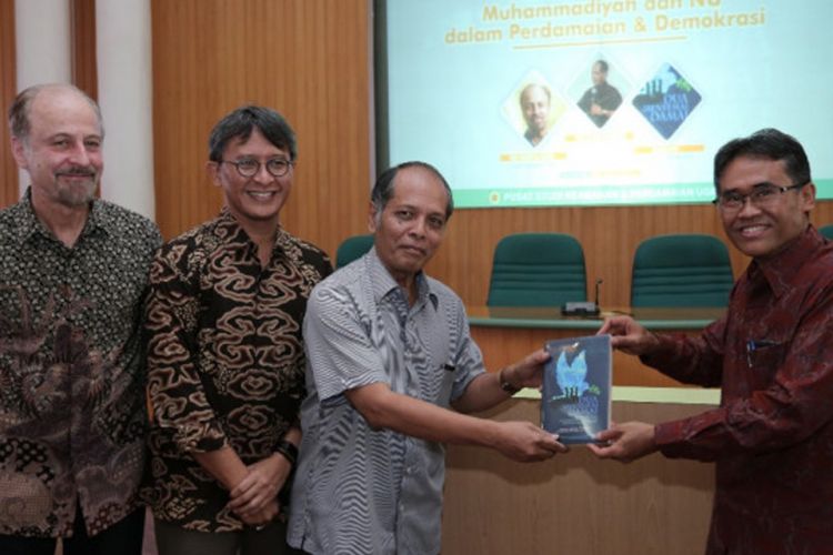 PSKP UGM menerbitkan buku berjudul ?Dua Menyemai Damai: Peran dan Kontribusi Muhammadiyah dan Nahdlatul Ulama dalam Perdamaian dan Demokrasi? (17/1/2019).