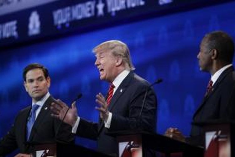 Senator Florida Marco Rubio dan Pakar Bedah Saraf Dr Ben Carson mendengarkan Donald Trump berbicara di debat capres Republik di Boulder, Colorado, 28 Oktober 2015