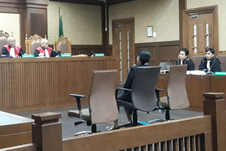 Hakim Merry Purba duduk di kursi terdakwa di Pengadilan Tipikor Jakarta, Kamis (21/2/2019).