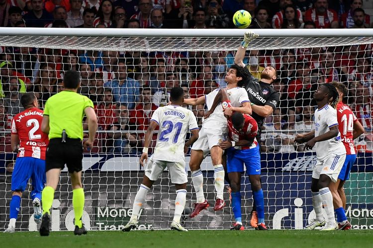 Kiper Atletico Madrid Jan Oblak meninju bola untuk menggagalkan peluang Real Madrid dalam laga lanjutan Liga Spanyol musim 2021-2022 di Stadion Wanda Metropolitano, Senin (9/5/2022) dini hari WIB.