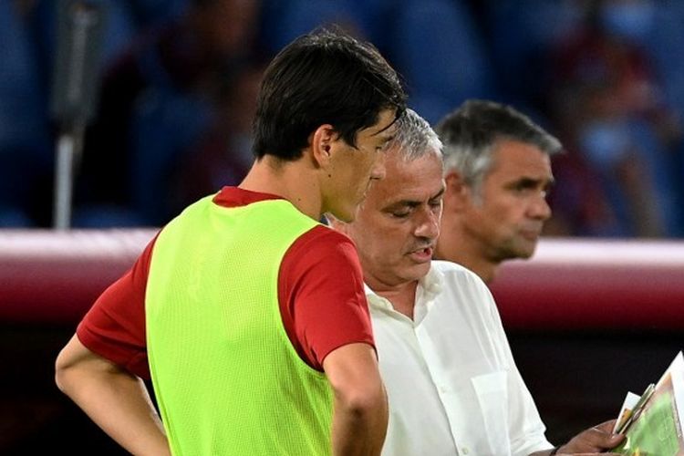 Pelatih AS Roma Jose Mourinho saat memberi instruksi kepada Eldor Shomurodov pada pertandingan leg kedua play-off UEFA Conference League kontra Trabzonspor (Turki) di Stadion Olimpico, Italia, Jumat (26/8/2021) dini hari WIB.