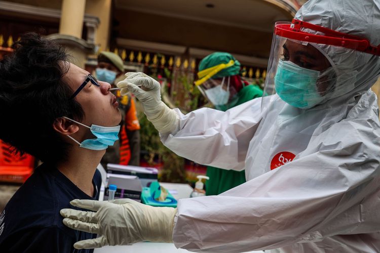Petugas kesehatan dari puskesmas kartini melakukan tes cepat antigen kepada seorang pemudik yang baru tiba di kawasan Sawah Besar, Jakarta Pusat, Senin (17/5/2021). Total 54 warga yang melakukan tes cepat antigen dan dinyatakan negatif setelah mudik dari berbagai daerah.