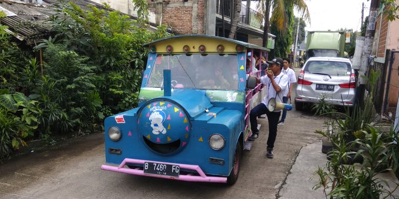 Mobil odong-odong berkeliling menjemput warga RW 03 menuju tempat pemungutan suara Zona TPS di Kelurahan Depok Jaya, Kecamatan Pancoran Mas, Kota Depok, Jawa Barat, Rabu (27/6/2018). Pelaksana Tempat Pemungutan Suara (TPS) RW 03 Kelurahan Depok Jaya, Kecamatan Pancoran Mas, Kota Depok, Jawa Barat meramaikan Pemilihan Kepala Daerah (Pilkada) Jawa Barat dengan konsep karnaval. 