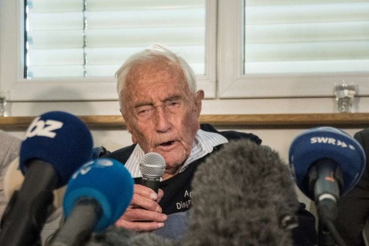 Profesor asal Australia David Goodall berusia 104 tahun yang ingin menjalani eutanasia di Swiss. Dia sempat bertemu dengan awak media pada konferensi pers, Kamis (9/5/2018). (AFP/Sebastien Bozon)