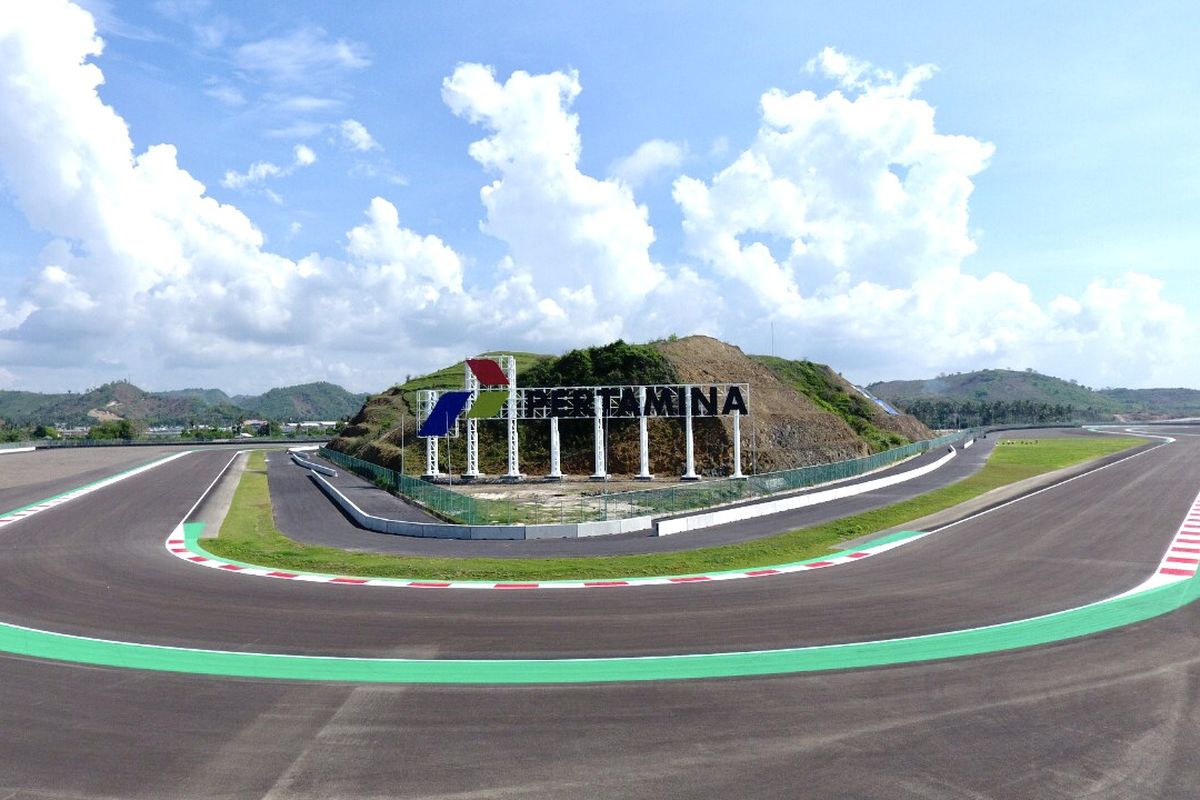 Landmark Pertamina terletak di tikungan  ke-10 Pertamina Mandalika International Street Circuit Kawasan Ekonomi Khusus (KEK) Mandalika, Praya, Lombok Tengah, Nusa Tenggara Barat, 8 November 2021. Tikungan ke-10 dapat mencapai kecepatan hingga 350km/jam dan akan ada gaya dorong (speed trap) dimana pebalap akan berusaha memaksimalkanya.[PERTAMINA/ENERGIA/Andrianto Abdurrahman; AND2021110804]