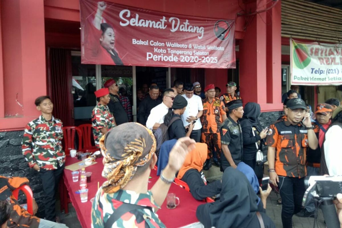 Puluhan anggota organisasi masyarakat (Ormas) Pemuda Pancasila mendatangai Dewan Pimpinan Cabang (DPC) PDI-P Tangerang Selatan,Senin (16/9/2019). Mereka ketua Majelis Pimpinan Cabang (MPC)  Pemuda Pancasila, Muhammad Reza Ao yang mendaftar menjadi bakal calon wali kota Tangerang Selatan. 