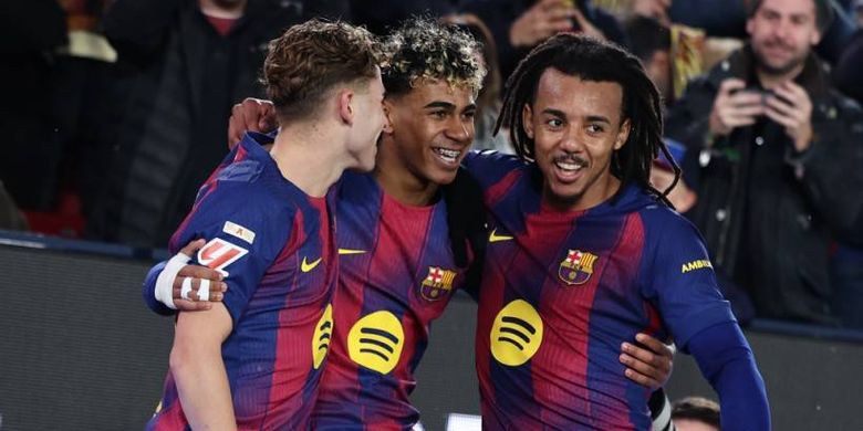 Lamine Yamal (tengah) merayakan mencetak gol ketiga timnya dengan Fermin Lopez (kiri) dan Jules Kounde (kanan) dalam pertandingan sepak bola Liga Spanyol antara FC Barcelona vs Real Oviedo di Stadion Camp Nou di Barcelona pada 25 Januari 2026. (Foto oleh Josep LAGO / AFP)