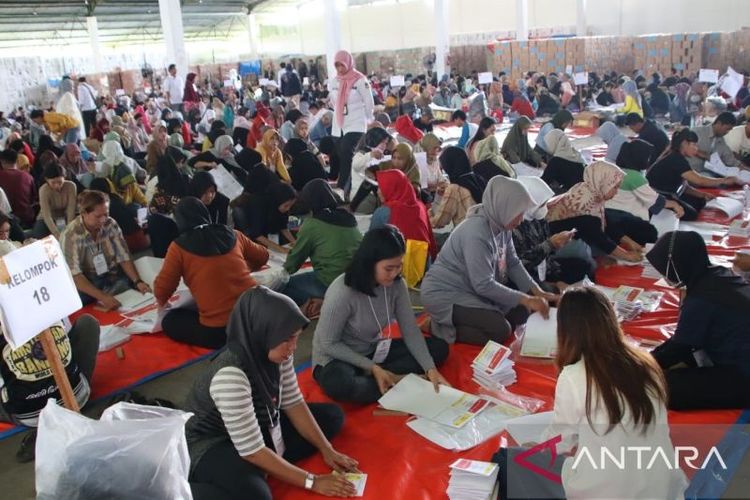 Seribuan lebih pekerja melakukan penyortiran dan pelipatan surat suara untuk Pemilu 2024 di Kabupaten Cianjur, Jawa Barat, Senin (8/1/2024).  