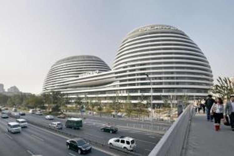 Beijing Cultural Heritage Protection Center mengajukan surat protes terbuka kepada Royal Institute of British Architects atas penghargaan arsitektur yang diberikan kepada Zaha Hadid.