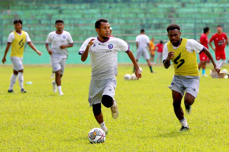 Pemain baru Arema FC Samsudin (kiri) dan Samuel Balinsa (kanan) saat latihan rutin untuk persiapan musim depan di Stadion Gajayana Kota Malang, Selasa (9/5/2023) pagi.