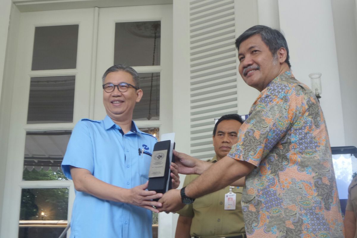 Dirut PT Transjakarta Budi Kaliwono menerima penghargaan dari Komnas Pengendalian Tembakau karena ikut berupaya dalam pengendalian tembakau melalui iklan layanan masyarakat dalam bus, Selasa (6/6/2017). 