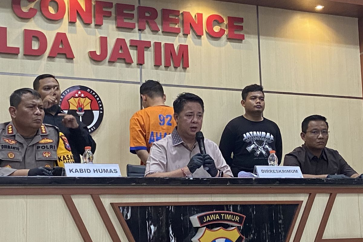 Polda Jatim mengungkap motif pembunuhan korban mutilasi yang ditemukan di dalam koper merah, Minggu (27/1/2025)
