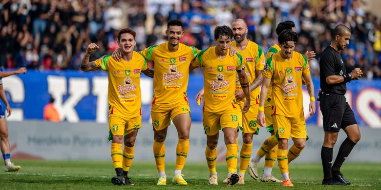 Pemain Persebaya Surabaya selebrasi usai menjebol gawang PSIM Yogyakarta yang berakhir dengan skor 0-3 pada pekan ke-18 Super League 2025-2026 di Stadion Sultan Agung Bantul, Minggu (25/1/2026) sore.