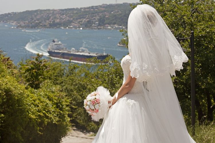 Ilustrasi mengenakan wedding veil. 