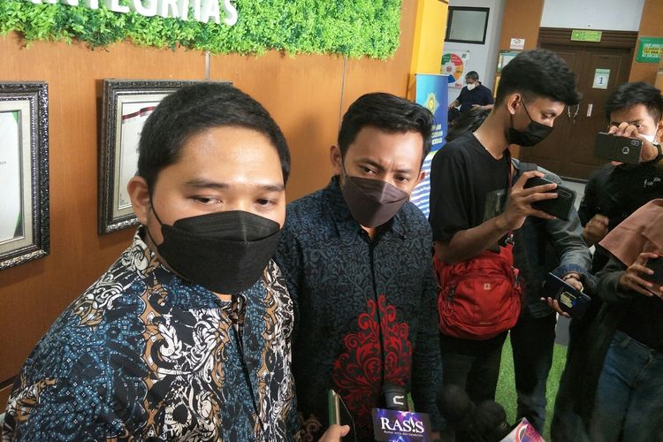 Kuasa hukum Doddy Sudrajat, Tegar Firmansyah dan Rezky Bidadah usai sidang ketiga di Pengadilan Agama Jakarta Barat, Rabu (12/1/2022).