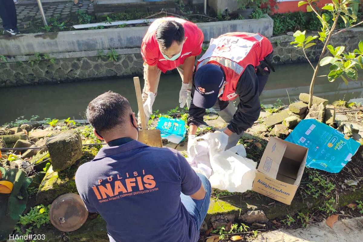 Petugas PMI (Palang Merah Indonesia) Kabupaten Malang bersama tim Inafis Polres Malang saat mengevakuasi mayat bayi di Desa Genengan Kecamatan Pakisaji Kabupaten Malang.