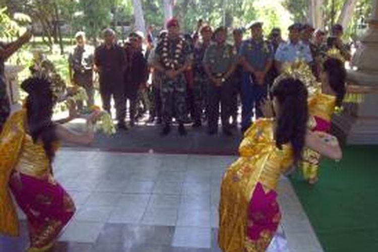 Penyambutan dengan tarian di gepan Gedung wiswa Sabha kantor gubernur Bali