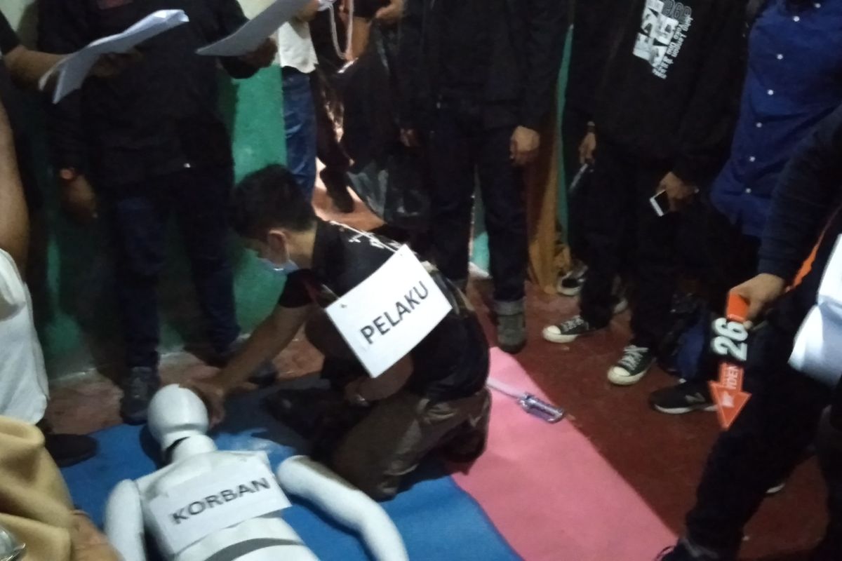 Rega adegan kasus mutilasi yang dilakukan remaja berinisial (A) di rumah tersangka di kawasan Jakasampurna, Kota Bekasi, Rabu (16/12/2020)