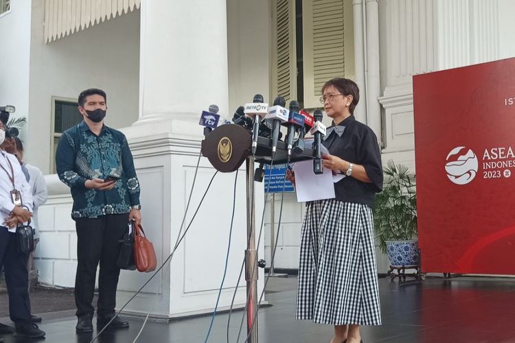 Menlu Retno Marsudi saat memberikan keterangan pers di Kompleks Istana Kepresidenan, Jakarta, Kamis (27/4/2023)..