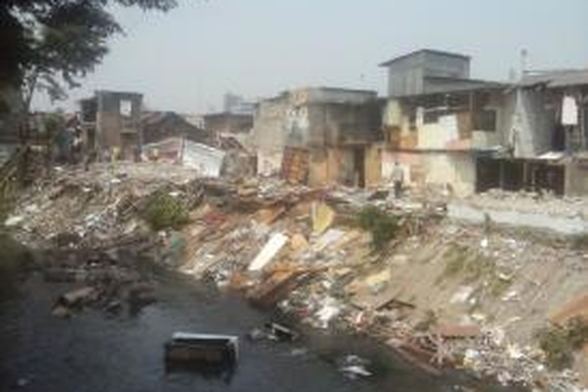 Penggusuran di pinggir Kali Grogol, Kelurahan Palmerah, Jakarta Barat (18/9/2014)