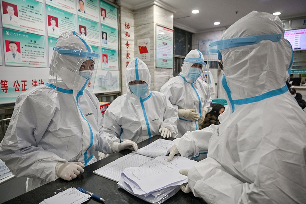 Para staf di Rumah Sakit Palang Merah Wuhan, China, Sabtu (25/1/2020), menggunakan pelindung khusus, untuk menghindari serangan virus corona yang mematikan.