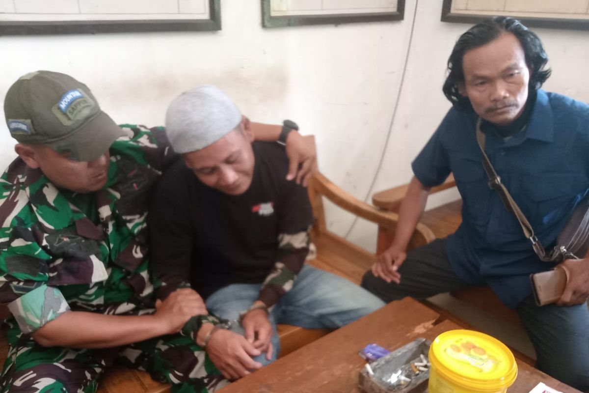 Tim Intelijen Kodim 0713/Brebes mengamankan seorang pria (tengah) yang diduga menipu warga dengan mengaku sebagai anggota TNI berpangkat Letkol di sebuah rumah makan di Brebes, Jawa Tengah, Sabtu (4/4/2026).