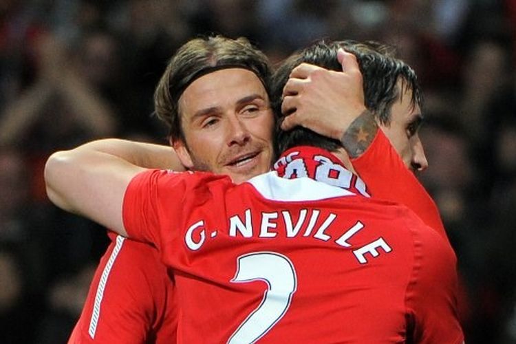 David Beckham memeluk Gary Neville pada laga testimoni menghadapi Juventus di Stadion Old Trafford, 24 Mei 2011.