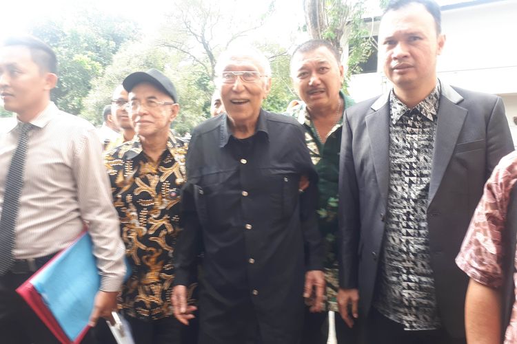 Politikus Partai Gerindra, Permadi Satrio Wiwoho atau biasa dikenal Permadi (74) (baju hitam) di Polda Metro Jaya, Senin (20/5/2019).