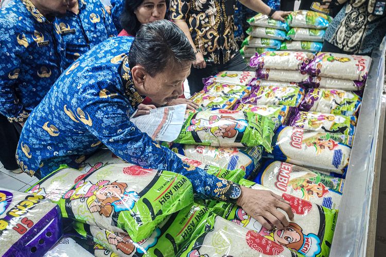 Satgas pPangan yang terdiri dari jajaran Satreskrim Polres Cimahi, Dinas Perdagangan (Disperindag) Bandung Barat, Dinas Ketahanan Pangan dan Pertanian (DKPP) Bandung Barat, serta Bulog Bandung menggelar inspeksi beras oplosan di pasaran, Kamis (17/7/2025).