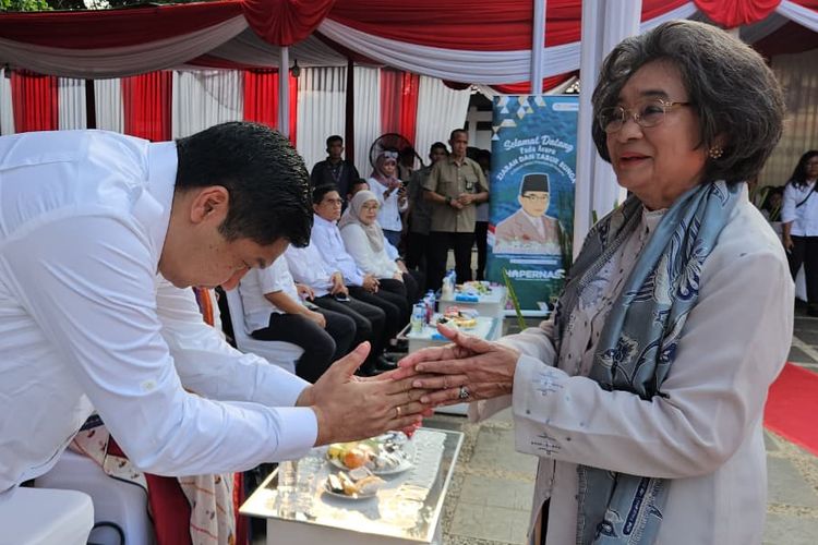 Menteri PKP Maruarar Sirait menyalami Putri Bung Hatta, Meutia Hatta, sebelum Tabur Bunga di Taman Makam Proklamator Bung Hatta, Jakarta, Minggu (24/8/2025)