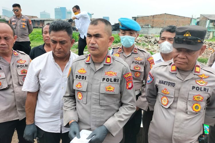 Polsek Palmerah kembali menggerebek kampung rawan peredaran narkoba yang dikenal dengan Kampung Boncos di Kota Bambu Utara, Palmerah, Jakarta Barat, pada Senin (17/10/2022). 