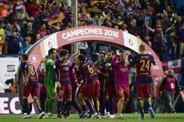 Para pemain Barcelona merayakan keberhasilan menjuarai Copa del Rey 2016 seusai mengalahkan Sevilla di Vicente Calderno, Minggu (22/5/2016).