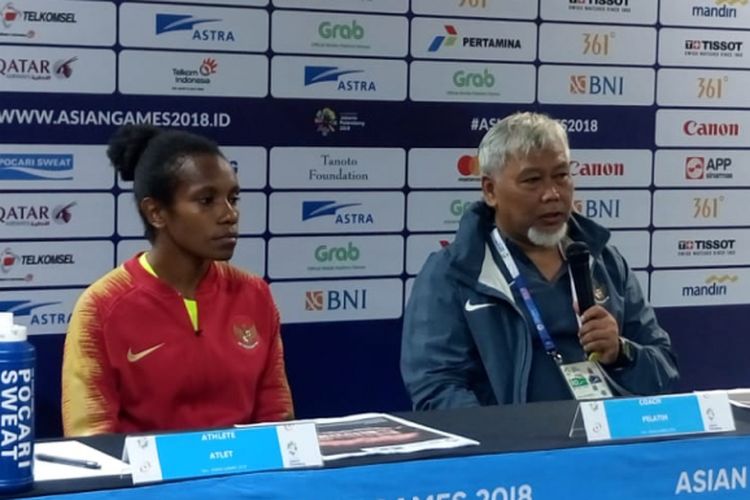 Pelatih timnas putri Indonesia, Satia Bagdja (kanan), dalam konferensi pers usai laga melawan Taiwan pada pertandingan kedua penyisihan Grup A Asian Games 2018, Minggu (19/8/2018).