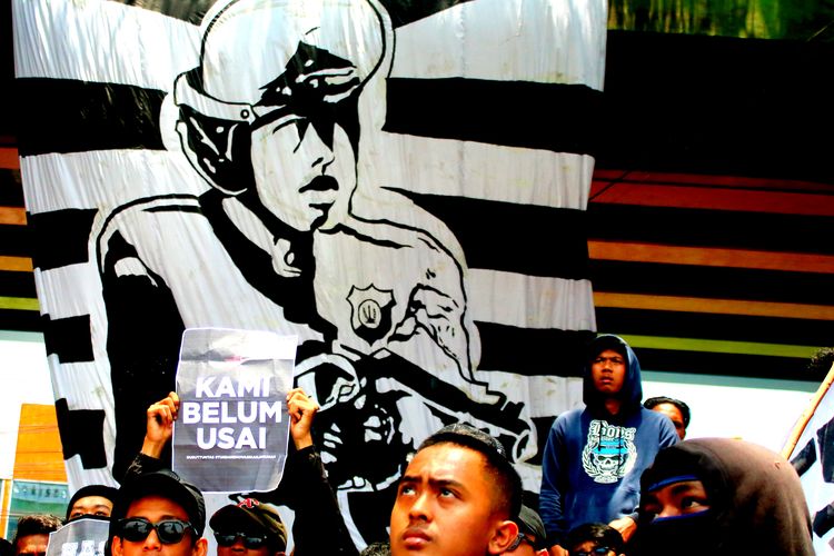 Sejumlah peserta mengatasnamakan Arek Malang melakukan aksi di depan Pengadilan Negeri Kota Malang, Jawa Timur, Rabu (11/10/2023) siang. Aksi dilakukan saat sidang putusun terkait 8 terdakwa pengerusakan kantor Arema FC beberapa waktu lalu.