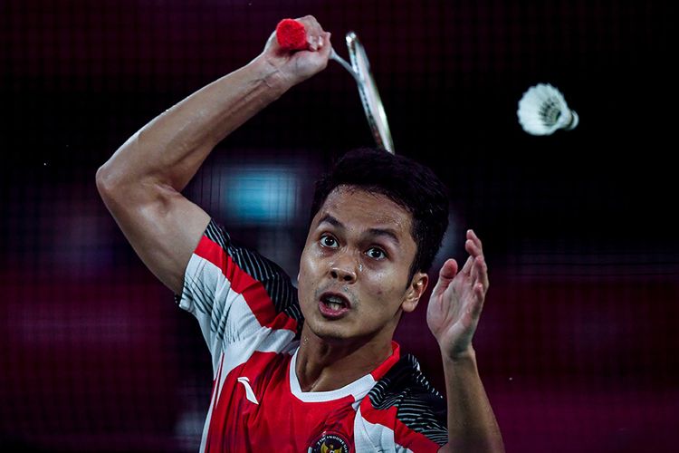 Pebulutangkis tunggal putra Indonesia Anthony Sinisuka Ginting mengembalikan kok ke arah tunggal putra Denmark Anders Antonsen dalam perempatfinal Olimpiade Tokyo 2020 di Musashino Forest Sport Plaza, Tokyo, Jepang, Sabtu (31/7/2021). Anthony Sinisuka Ginting berhasil lolos ke semifinal setelah menang 21-18, 15-21, dan 21-18.