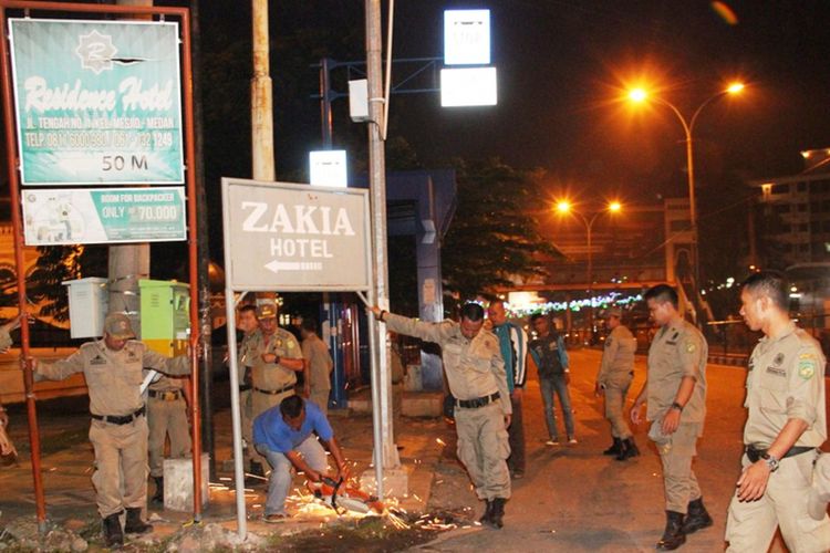 Penertiban dan pembongkaran papan reklame bermasalah yang berdiri di 14 ruas jalan terlarang Kota Medan, Selasa (1/8/2017)