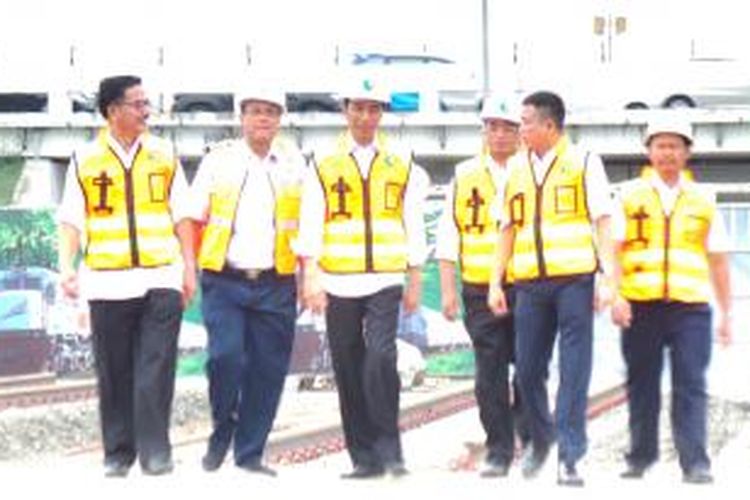 Presiden Joko Widodo saat meninjau jalur kereta bandara Soekarno-Hatta, Cengkareng, Tangerang, Senin (14/12/2015).