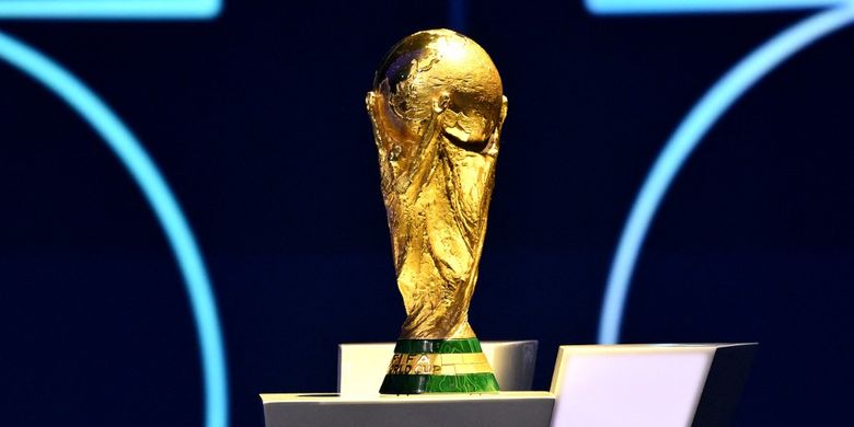 Trofi Piala Dunia FIFA dipajang saat acara drawing Piala Dunia FIFA 2026 di John F. Kennedy Center for the Performing Arts pada tanggal 5 Desember 2025 di Washington, DC.