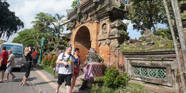 Pintu masuk ke Puri Ubud di Gianyar, Bali.