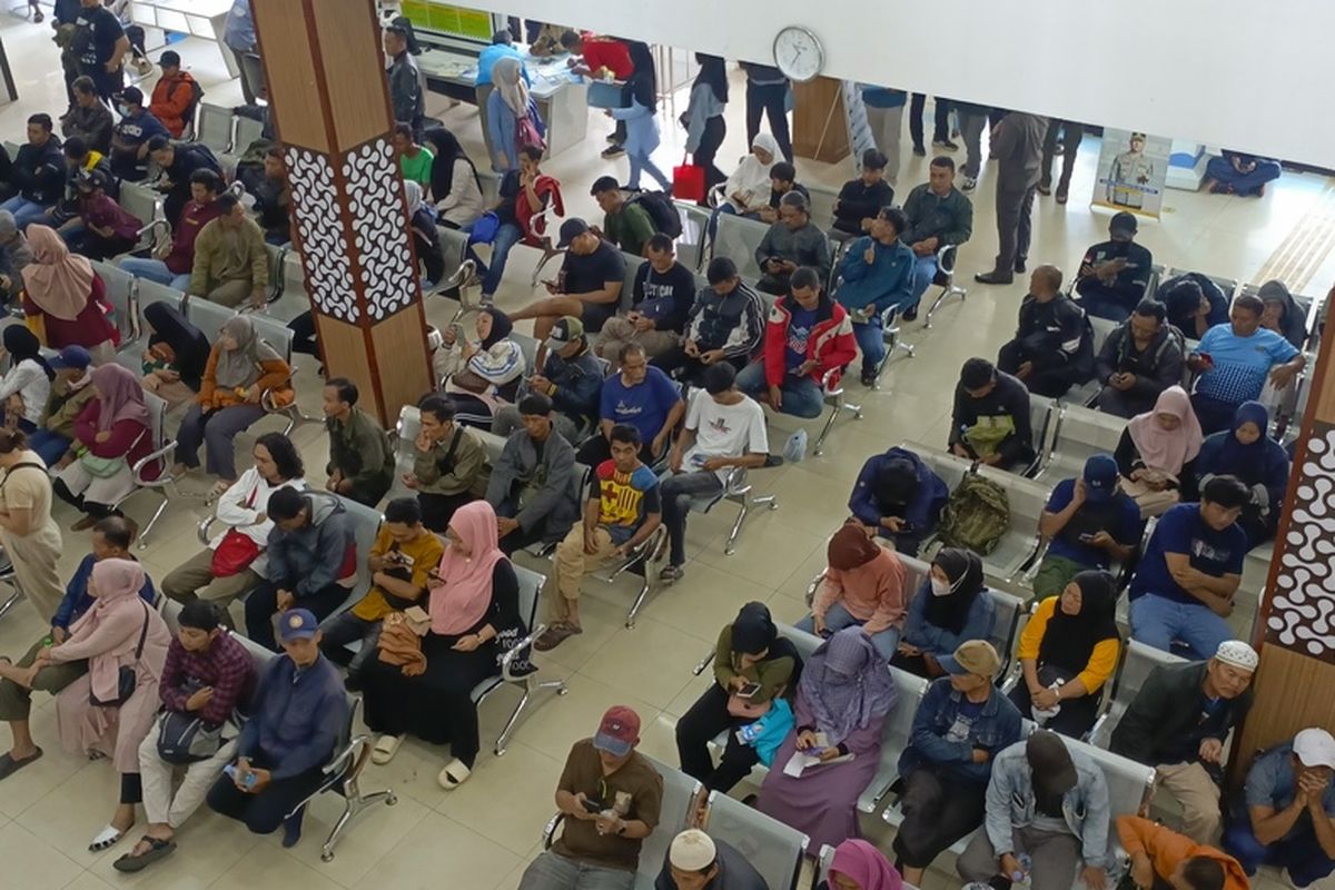 Ratusan warga Kabupaten Bandung, Jawa Barat, tengah mengantre untuk membayar pajak kendaraan bermotor (PKB) di Samsat Soreang, Jumat (11/4/2025)