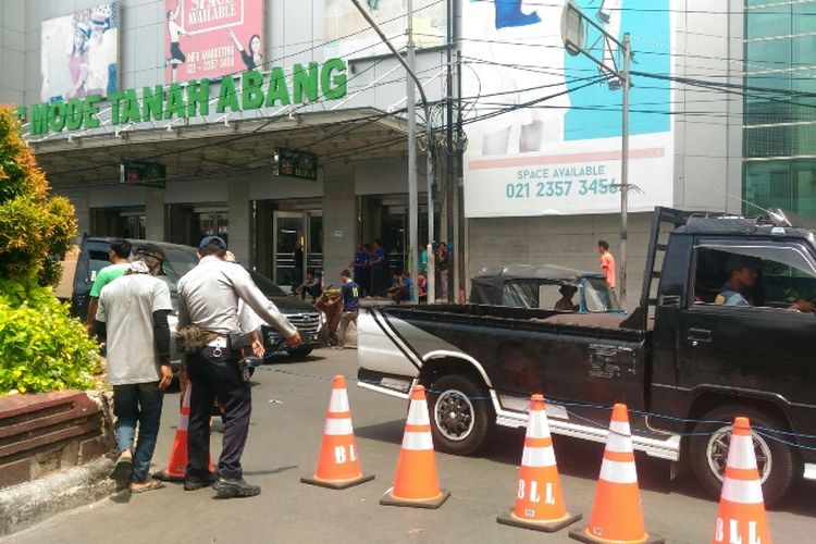 Akses berputar di depan Blok A ditutup sejak pukul 12.00 WIB hingga 18.00 WIB. Pengendara diimbau berputar di bawah Fly Over Karet atau Jalan KH Wahid Hasyim. Foto diambil Rabu (10/1/2018).