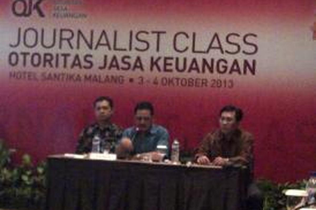 Suasana saat acara Journalist Class yang digelar Otoritas Jasa Keuangan (OJK) di Hotel Santika Malang, yang diikuti oleh para jurnalis dari beberapa daeraH di Jawa Timur, Jumat (04/10/2013). 