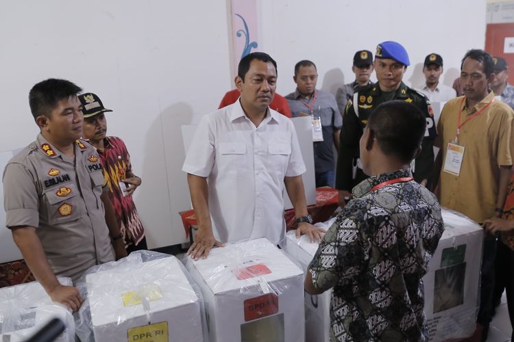 Wali Kota Semarang Hendi meninjau kesiapan logistik dan panitia TPS 14 Kelurahan Sumurejo, Gunungpati, Selasa (16/4/2019).