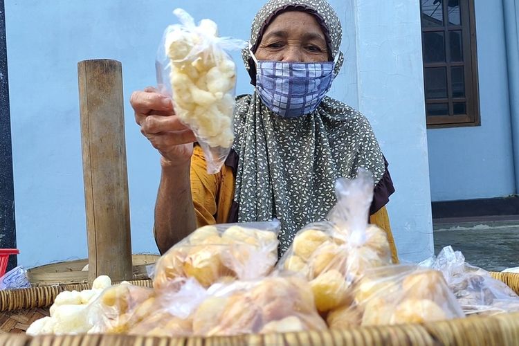Saritem, lansia yang menjual srontol dan geblek di pasar tiban di Pasar Ramadhan jalan masuk menuju Masjid Jami Kauman pada Pedukuhan Jatingarang Kidul, Kalurahan Jatisarono, Kapanewon Nanggulan, Kabupaten Kulon Progo, Daerah Istimewa Yogyakarta.