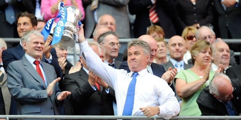 Guus Hiddink mengangkat trofi Piala FA setelah Chelsea mengalahkan Everton pada partai final di Stadion Wembley, 30 Mei 2009.